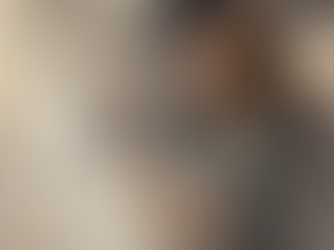 Mulher observando vestido de noiva em vitrine de shopping movimentado, estilo pintura a óleo.