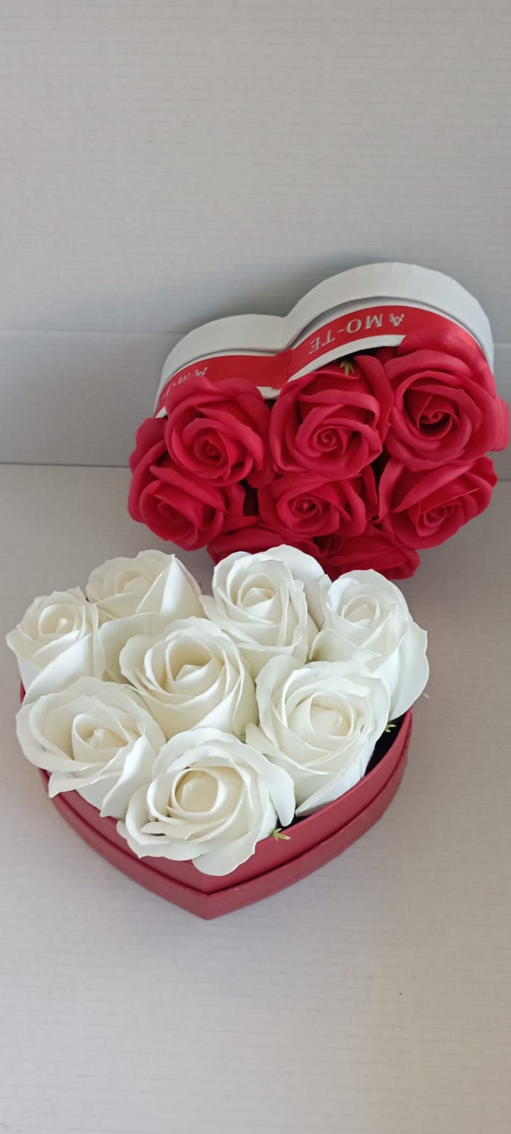 Thumbnail: Dois corações de rosas sabão em vermelho e branco