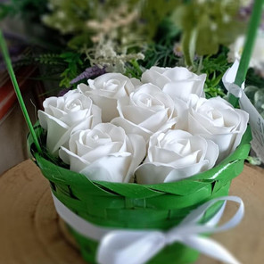Cesto verde com rosas brancas
Aniversário de empresa
