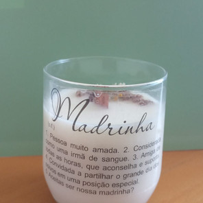 Vela Madrinha aromática, descrição impressa no vidro.
