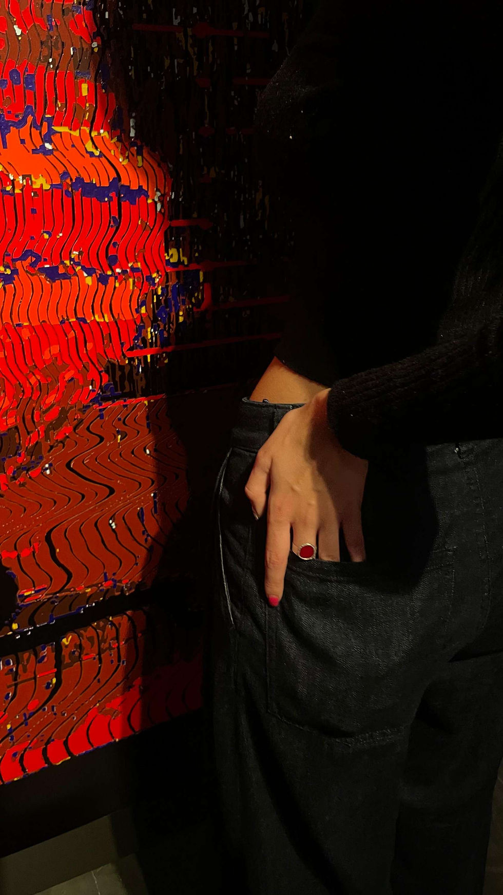 Plano casual de chica con cuadro rojo y anillo plateado con vidrio rojo estilo Tiffany