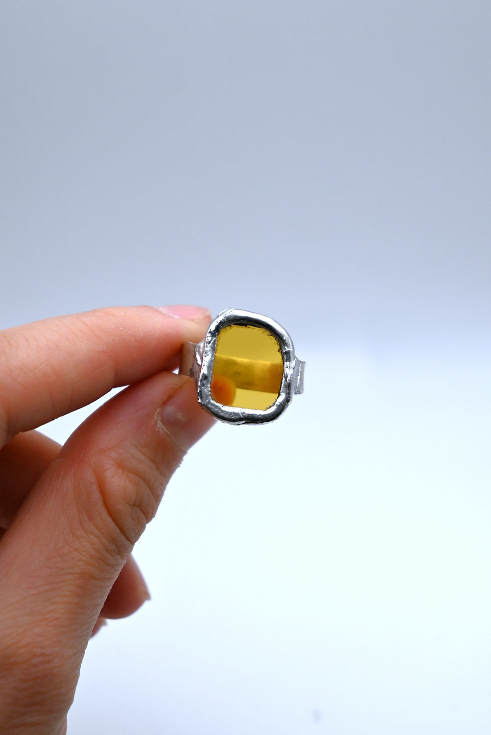 Miniatura: Anillo de vidrio amarillo estilo Tiffany con banda de plata de ley.