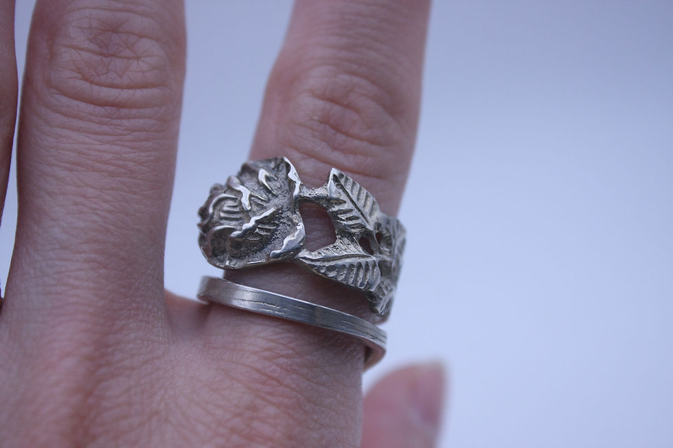 Miniatura: Primer plano frontal de mano con anillo de rosa espiral de plata 835