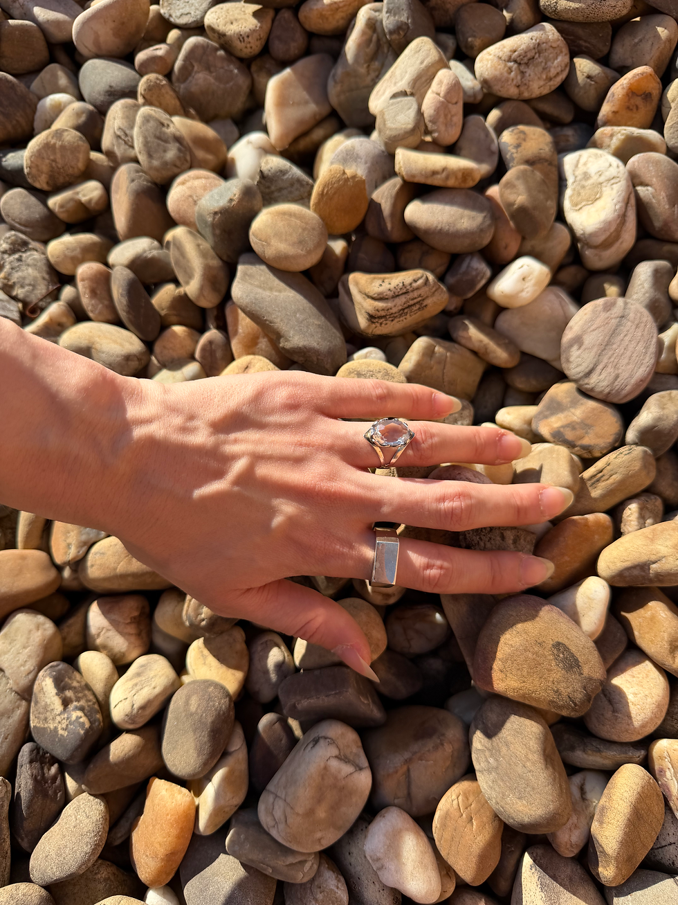 Thumbnail: Mano de mujer con anillo puesto de plata y cuarzo ovalado. Try on.