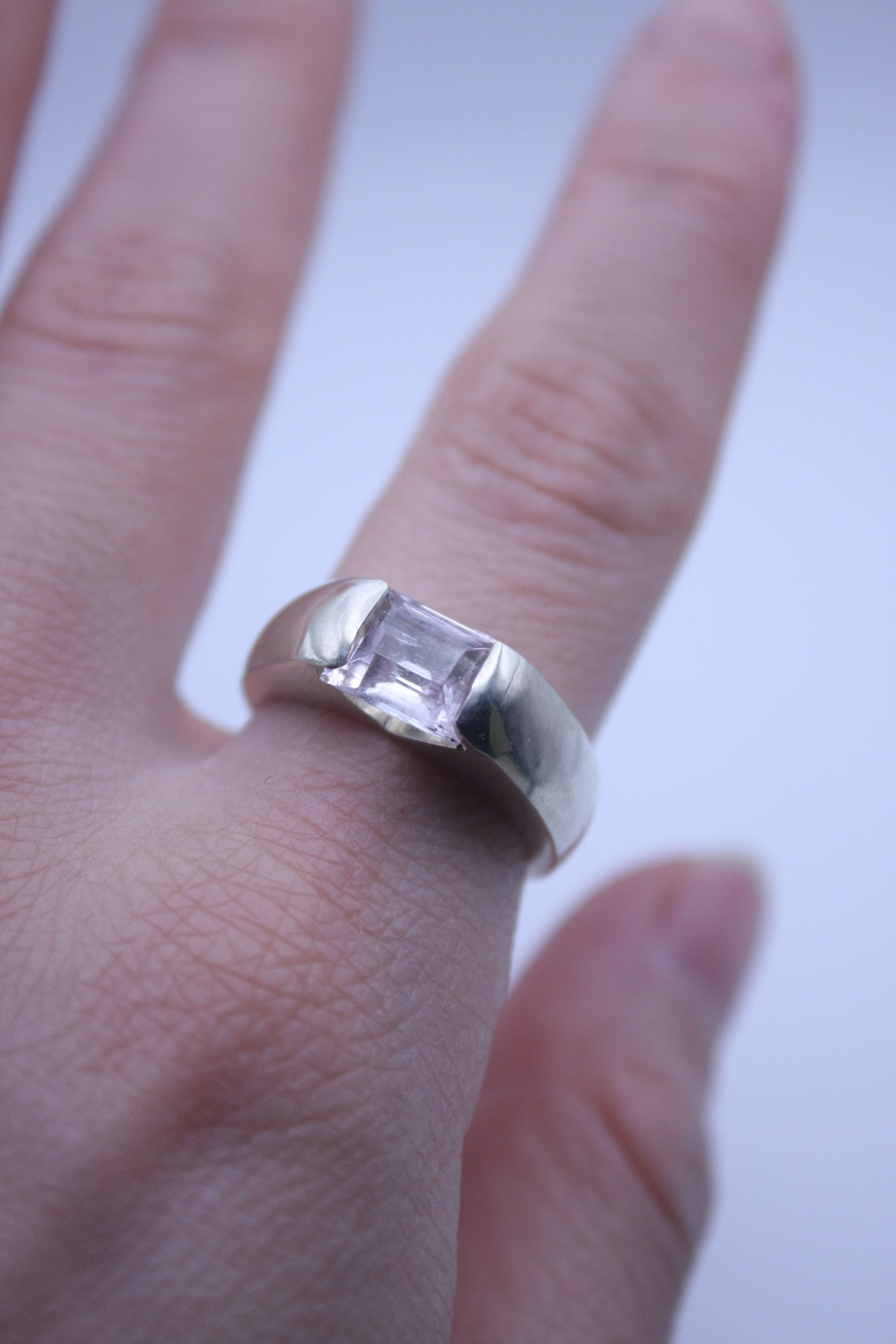 Anillo de kunzita y plata 800