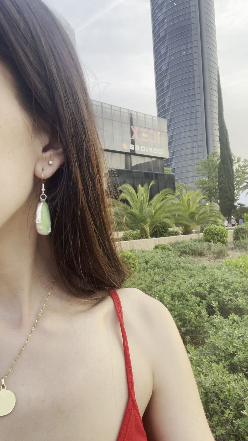 Vídeo de chica con pendientes de vidrio verde claro con forma de piedra estilo Tiffany y con gancho de plata de ley