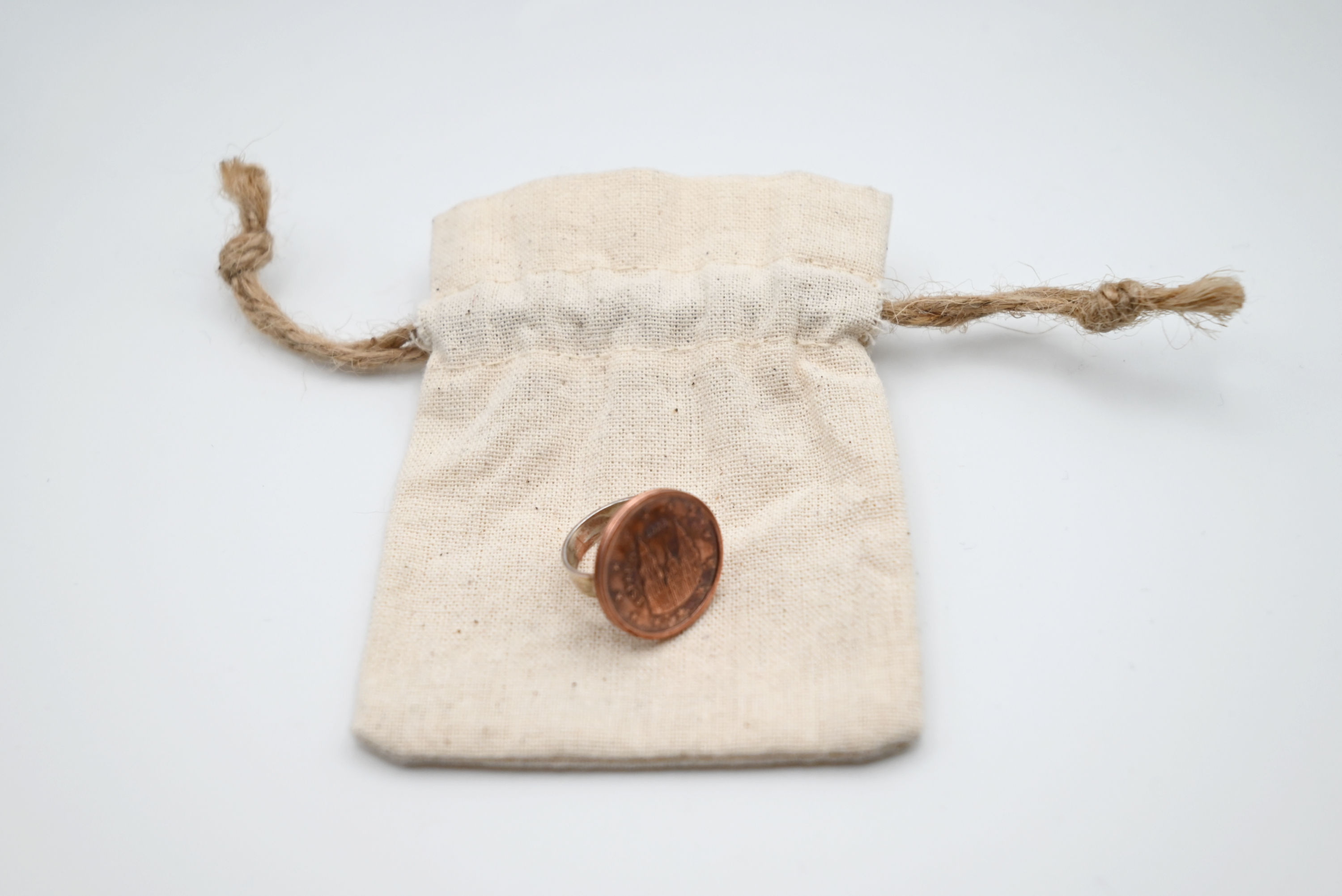 Bolsa con anillo de moneda de España y banda de plata 600