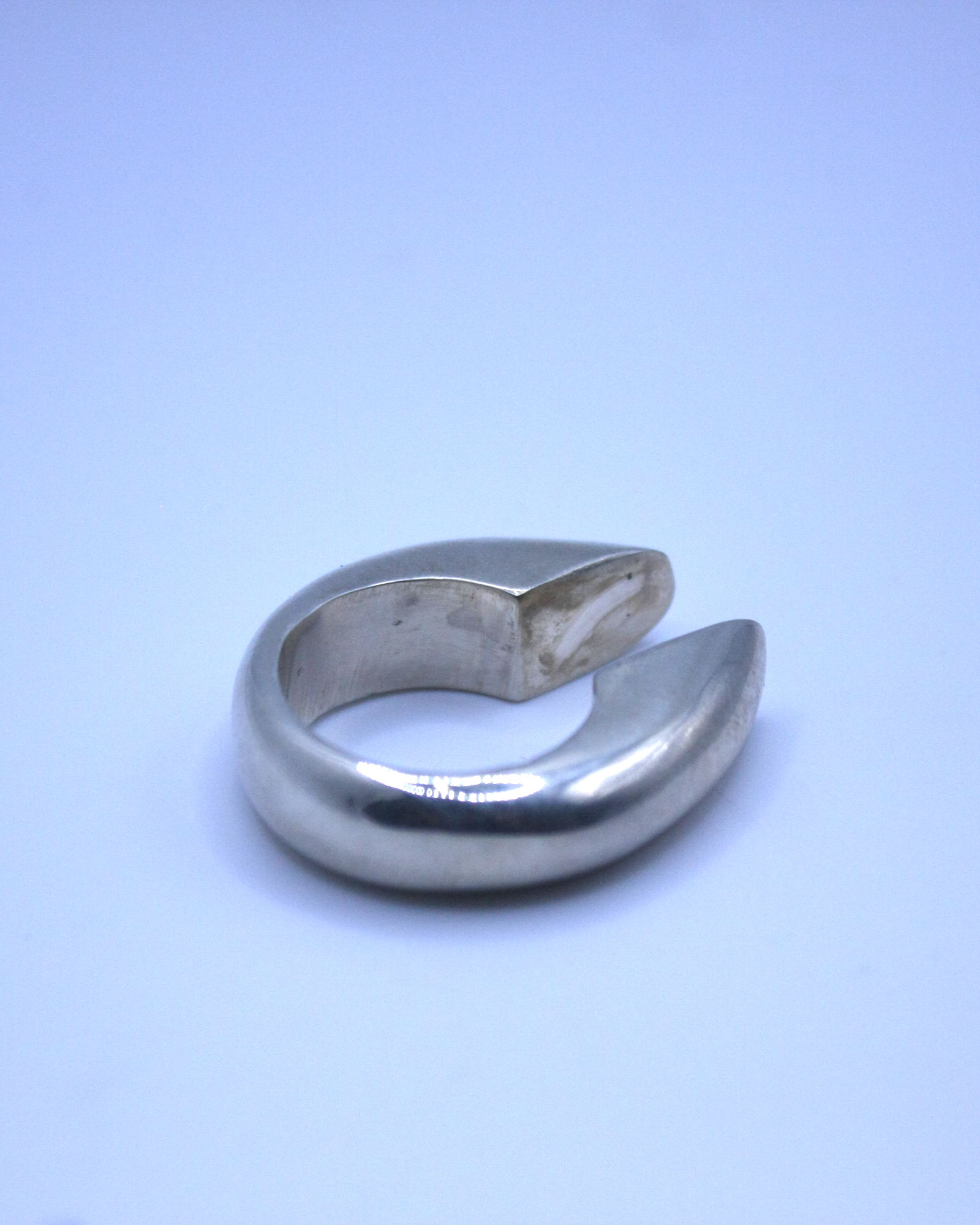 Anillo redondeado de plata 800