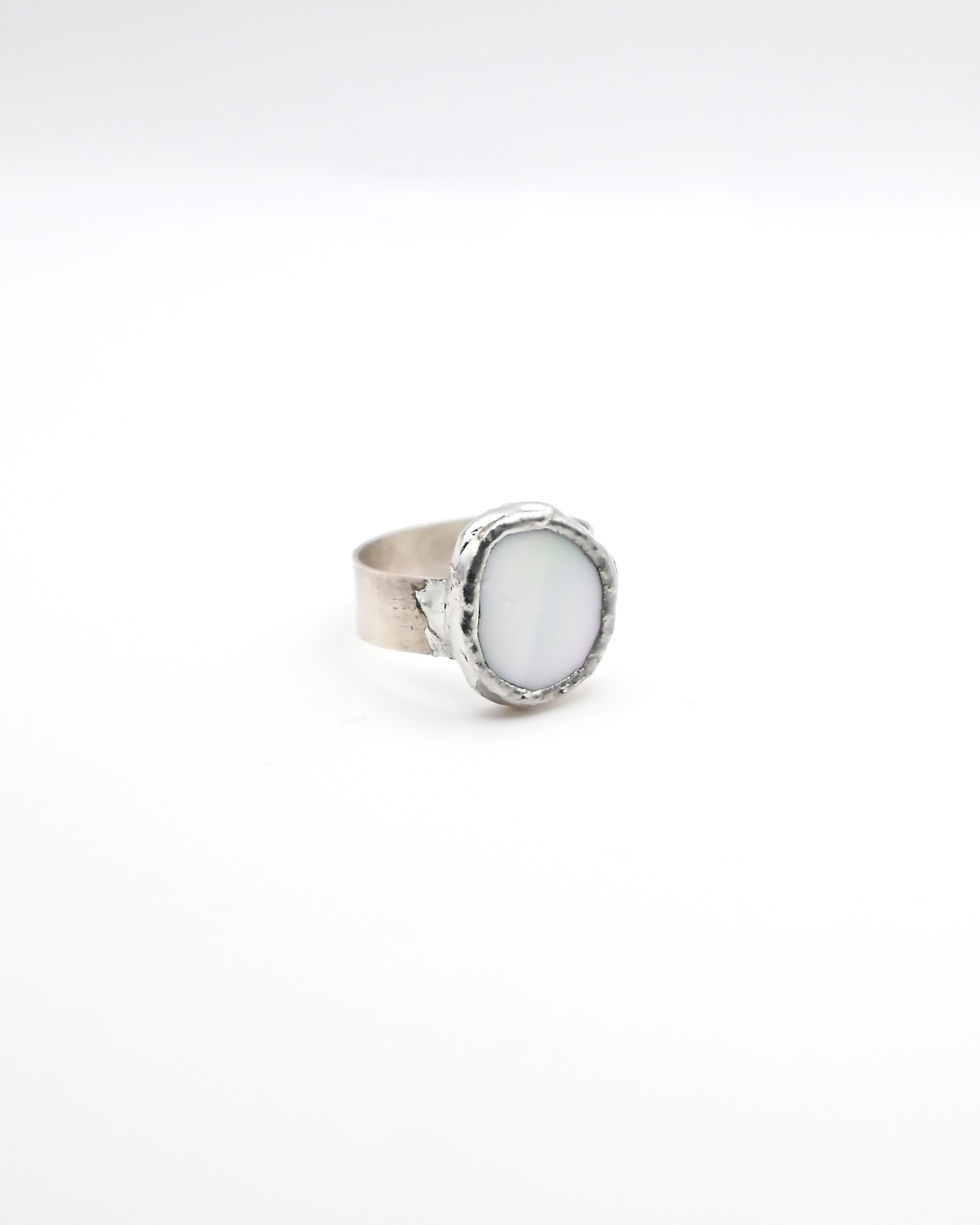 Thumbnail: Anillo plateado de vidrio blanco iridescente