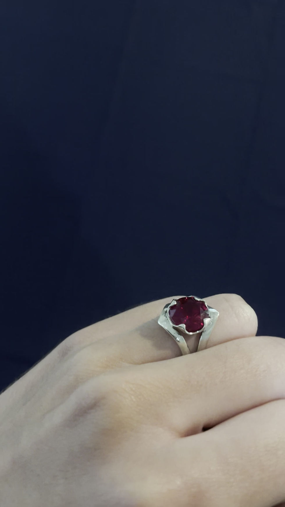 Miniatura: Mano de mujer con anillo plata 925 con rubí rojo