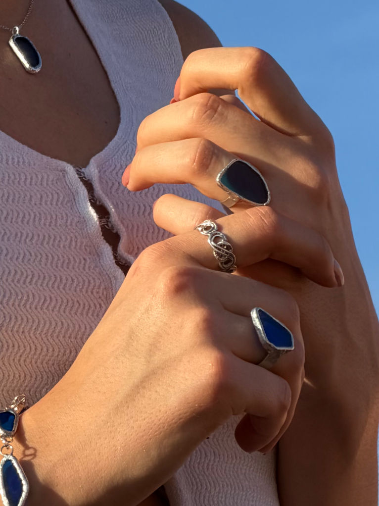 Miniatura: Manos de mujer con anillo de plata 925 con diseño irregular y otros anillos