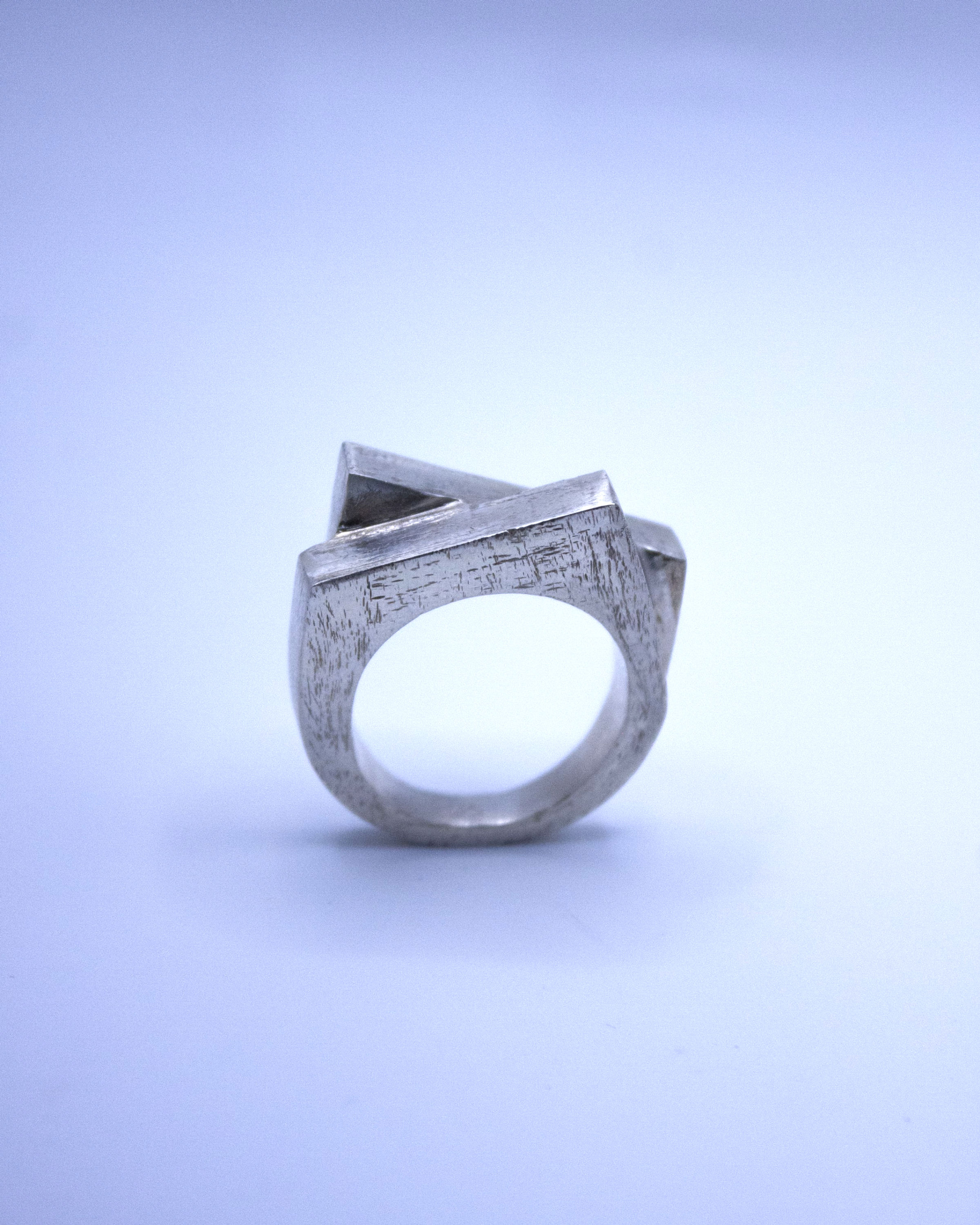 Anillo irregular de plata 800