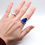 Miniatura: Mano con anillo puesto banda plata con vidrio azul estilo Tiffany