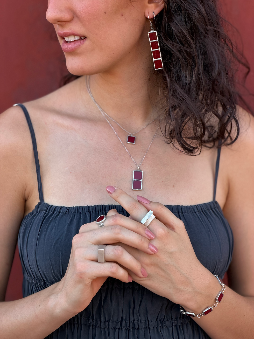 Miniatura: Mujer con anillo de plata 800 con diseño irregular original