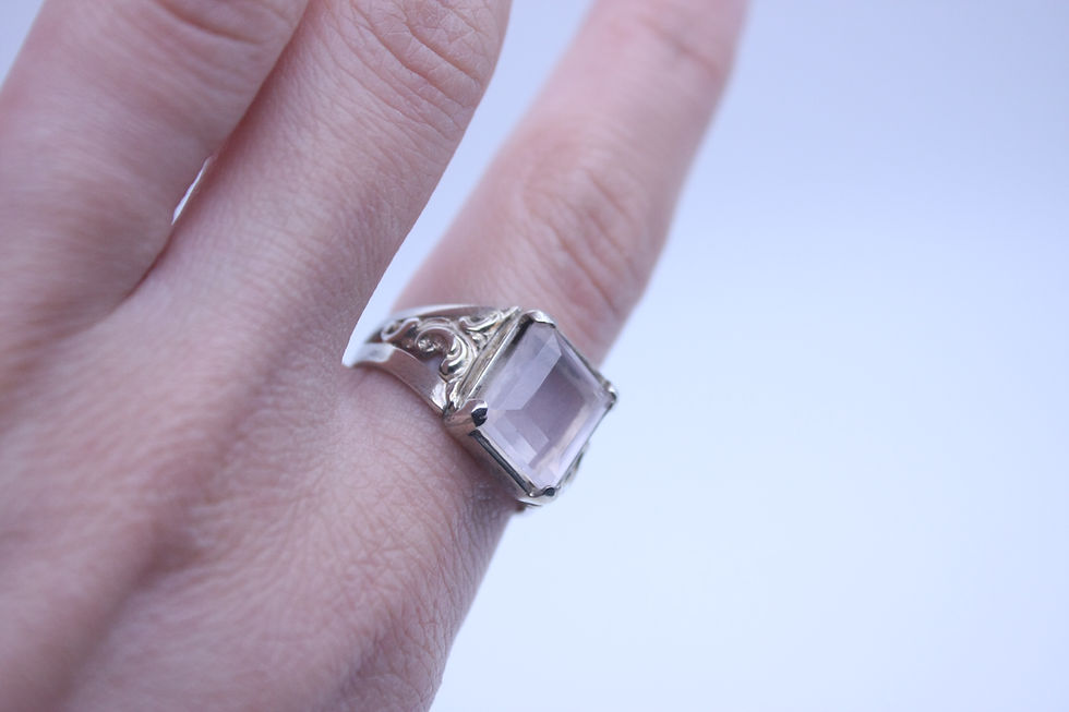 Miniatura: Mano con anillo de cuarzo rosa de plata 925.