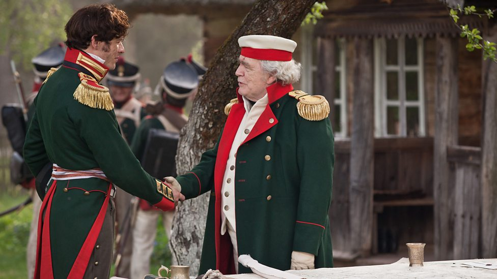 Prins Andrej Bolkonski die generaal Koetoezov ontmoet. Episode 5 War & Peace BBC