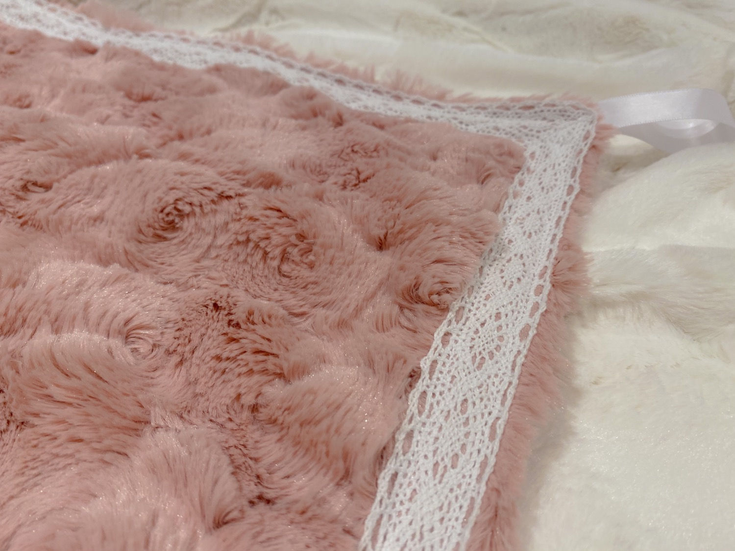 Doudou étiquette en fourrure - Vieux rose et dentelle