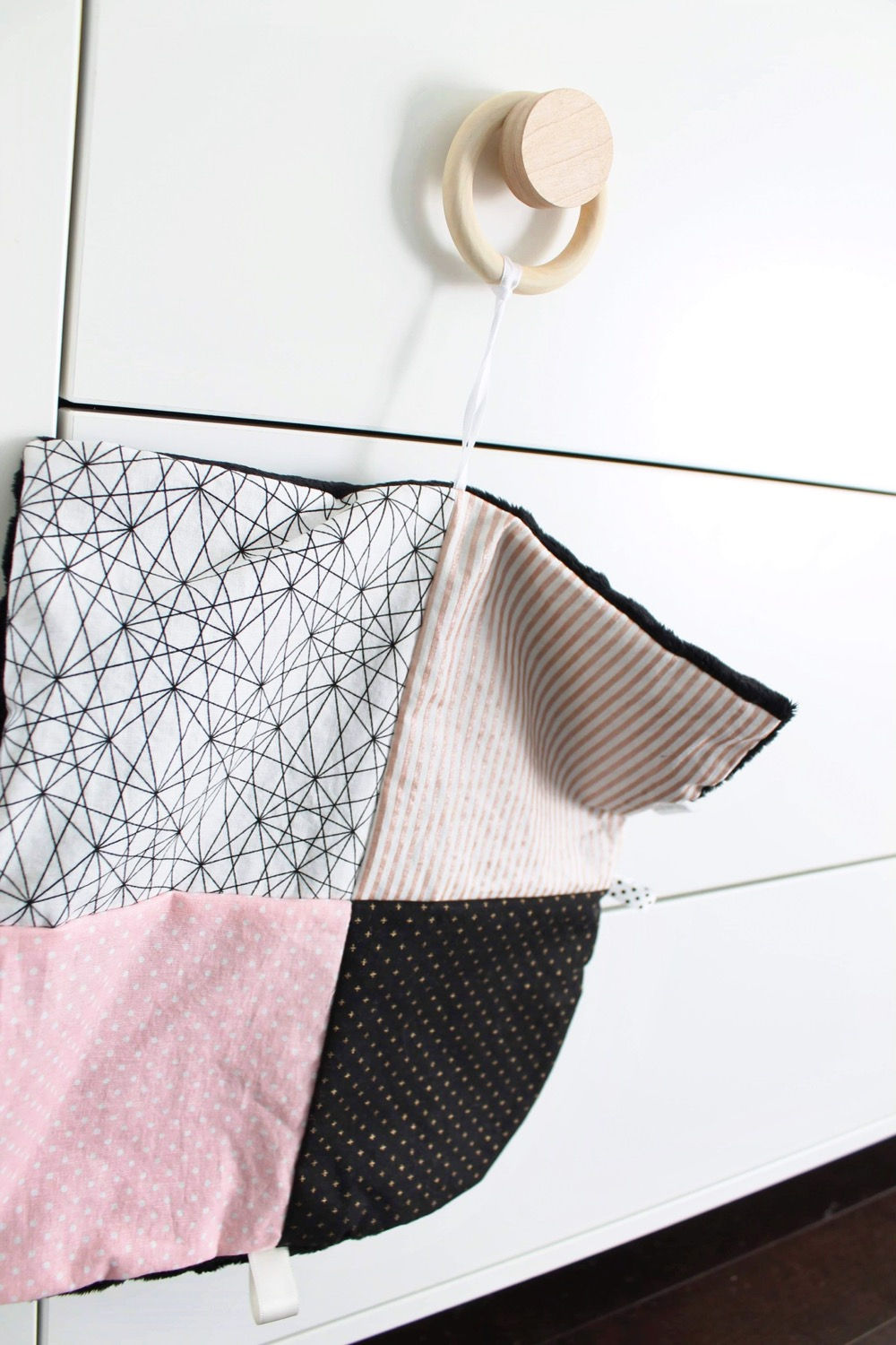 Doudou sensorielle - Rose et noir - SUR DEMANDE