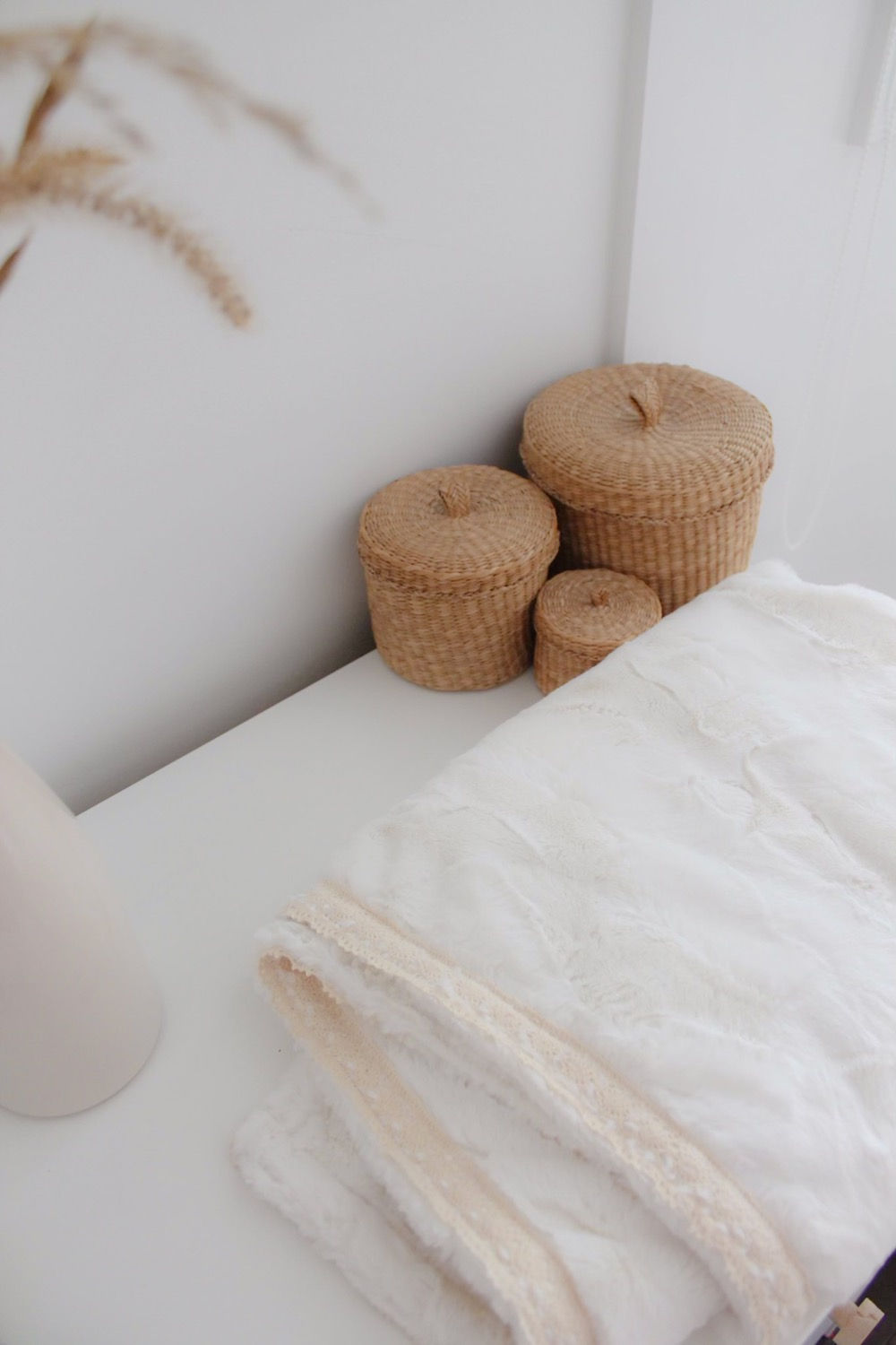 Doudou en fourrure - Blanche et dentelle