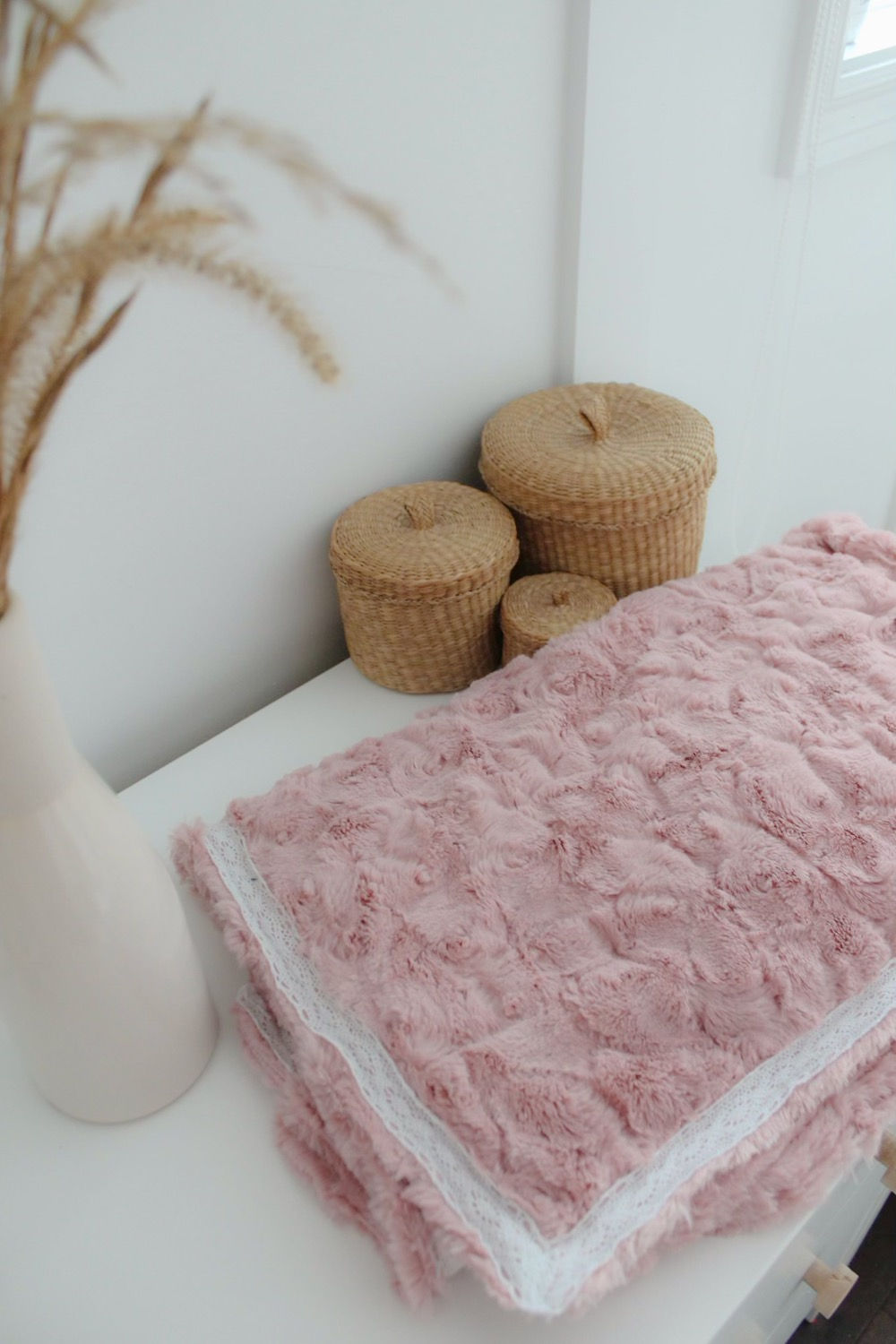 Doudou en fourrure - Vieux rose et dentelle