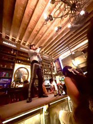 Turistas disfrutando de licores típicos en un bar
