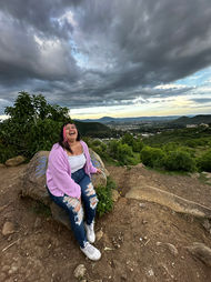 Turistas disfrutando de un atardecer en el mirador de cristal
