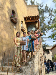 Turistas disfrutando de las calles de Val'Quirico