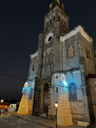Vista de la plaza central con la iglesia de fondo
