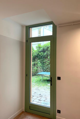 porte de la cuisine avec décaissé plafond pour optimiser l'apport lumineux- atelier delphine b.
