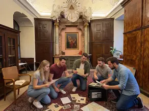 Gruppe löst Rätsel