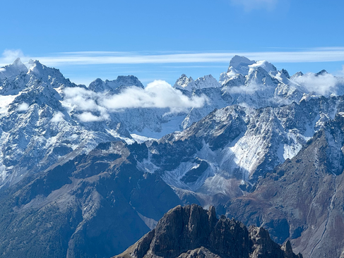 Au loin, le massif des Écrins, immense et grandiose dans les Alpes françaises