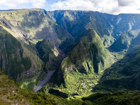 Incroyable panorama sur Grand Bassin à la Réunion avec les montagnes vertes et abruptes si reconnaissables, distinctives et caractéristiques de l'île de la Réunion