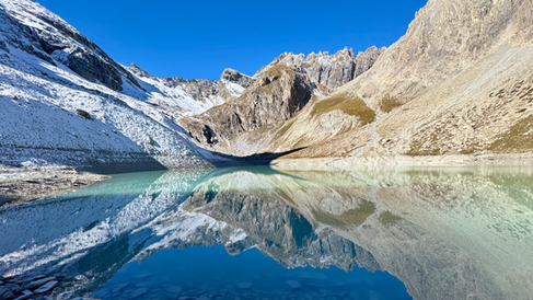 Le lac des Béraudes présente des nuances de bleus sublimes