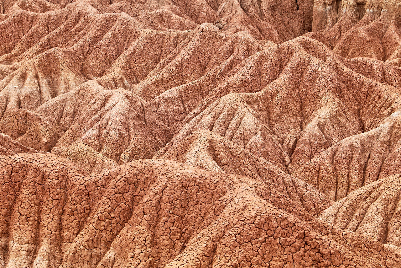 Désert de la Tatacoa avec ses formations orangées sculptées par la pluie, un paysage unique et saisissant avec une très belle texture.