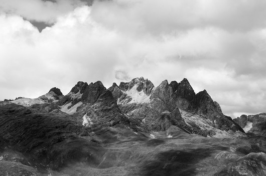 Plan large sur les montagnes qui nous fait sentir l'immensité des Andes