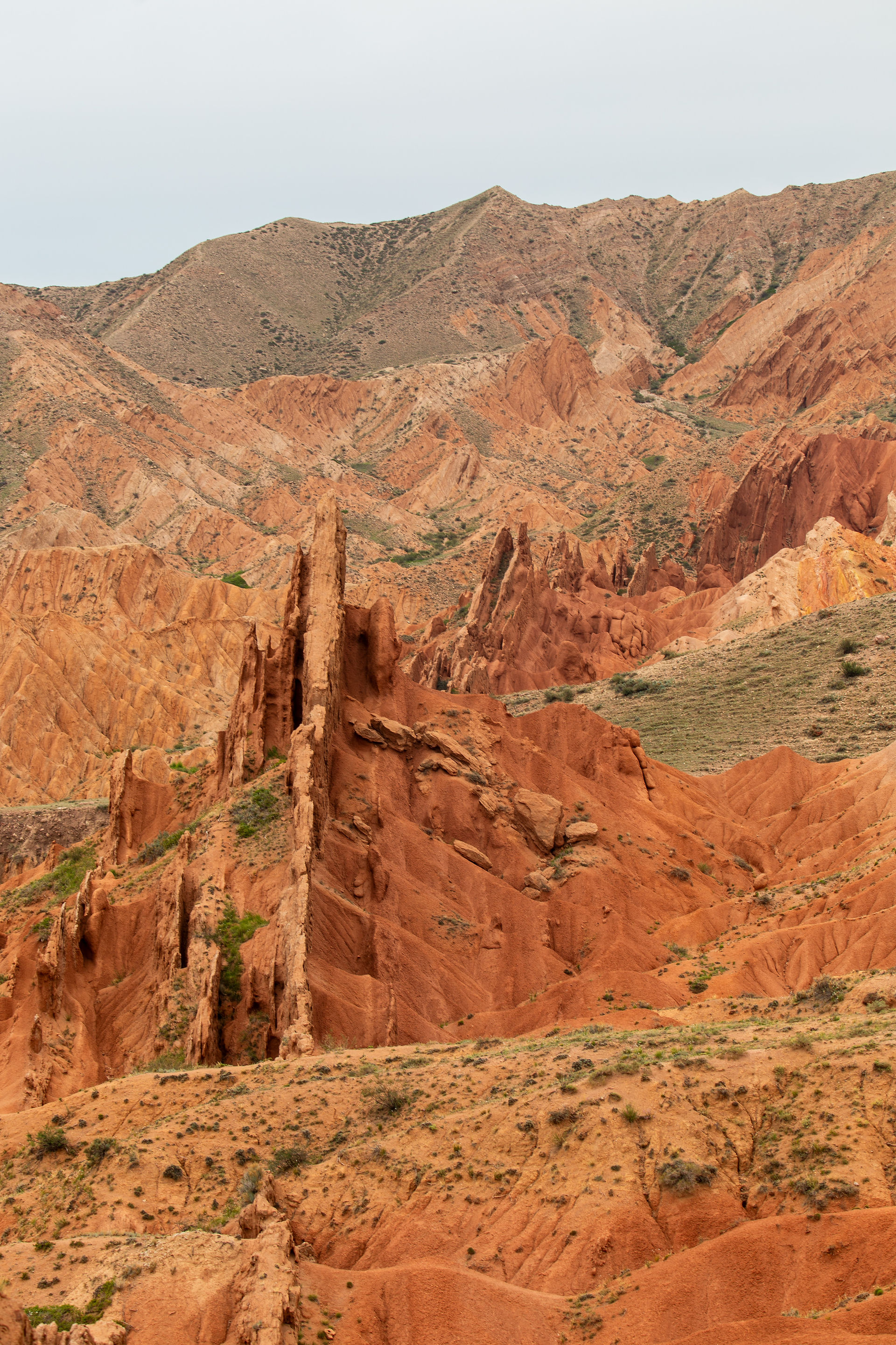 Incroyables formations rocheuses rouges dans le canyon Skazka