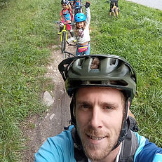 Un groupe de VTT se promène en forêt dans les Alpes