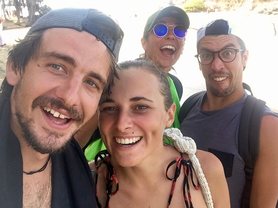 Selfie joyeux entre voyageurs, fatigués mais heureux après une belle journée d'exploration