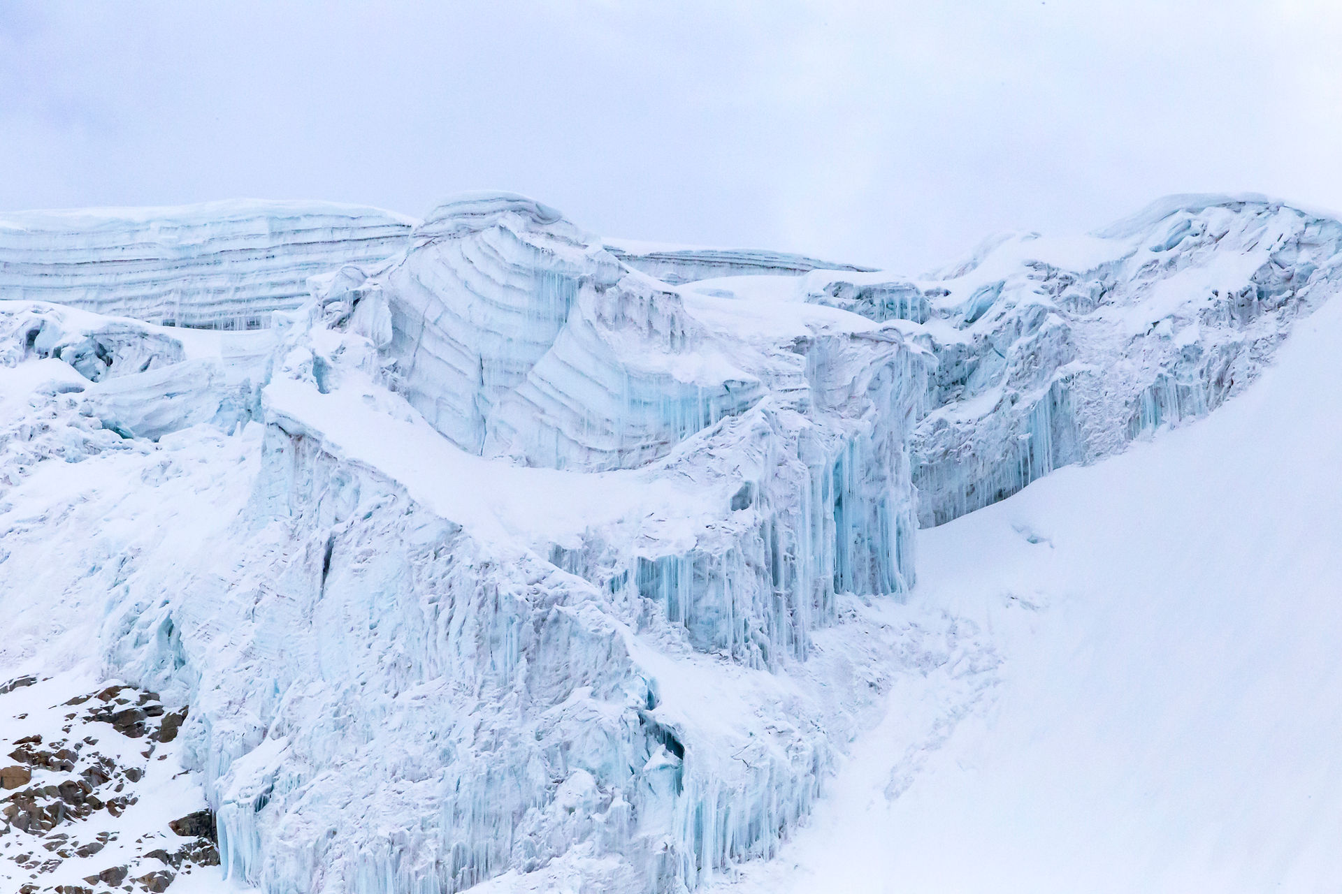 Sculptures naturelles de la glace bleu et blanche, magnifiques
