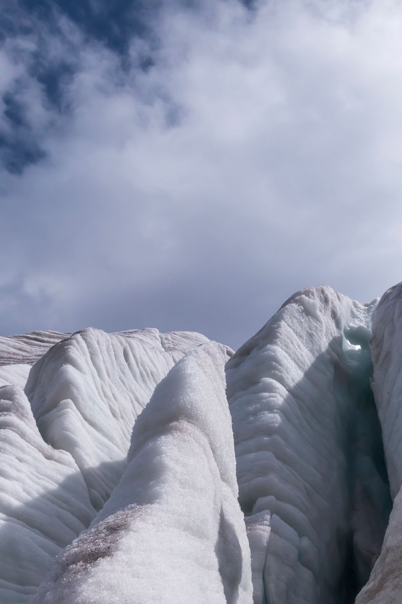 Zoom sur les goulots et autres jolies formations de ce mur de glace