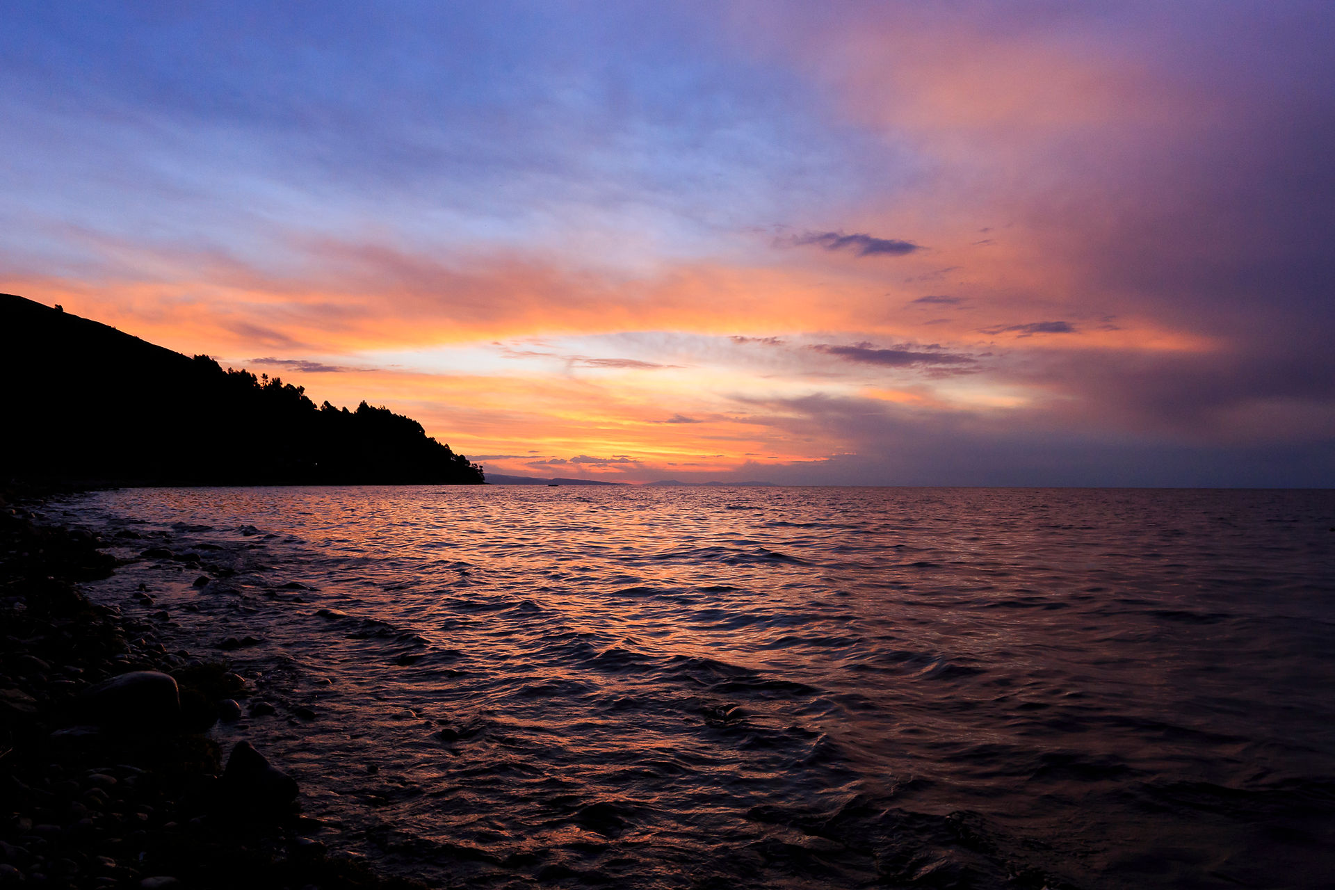 Coucher de soleil magique sur le lac Titicaca en Bolivie