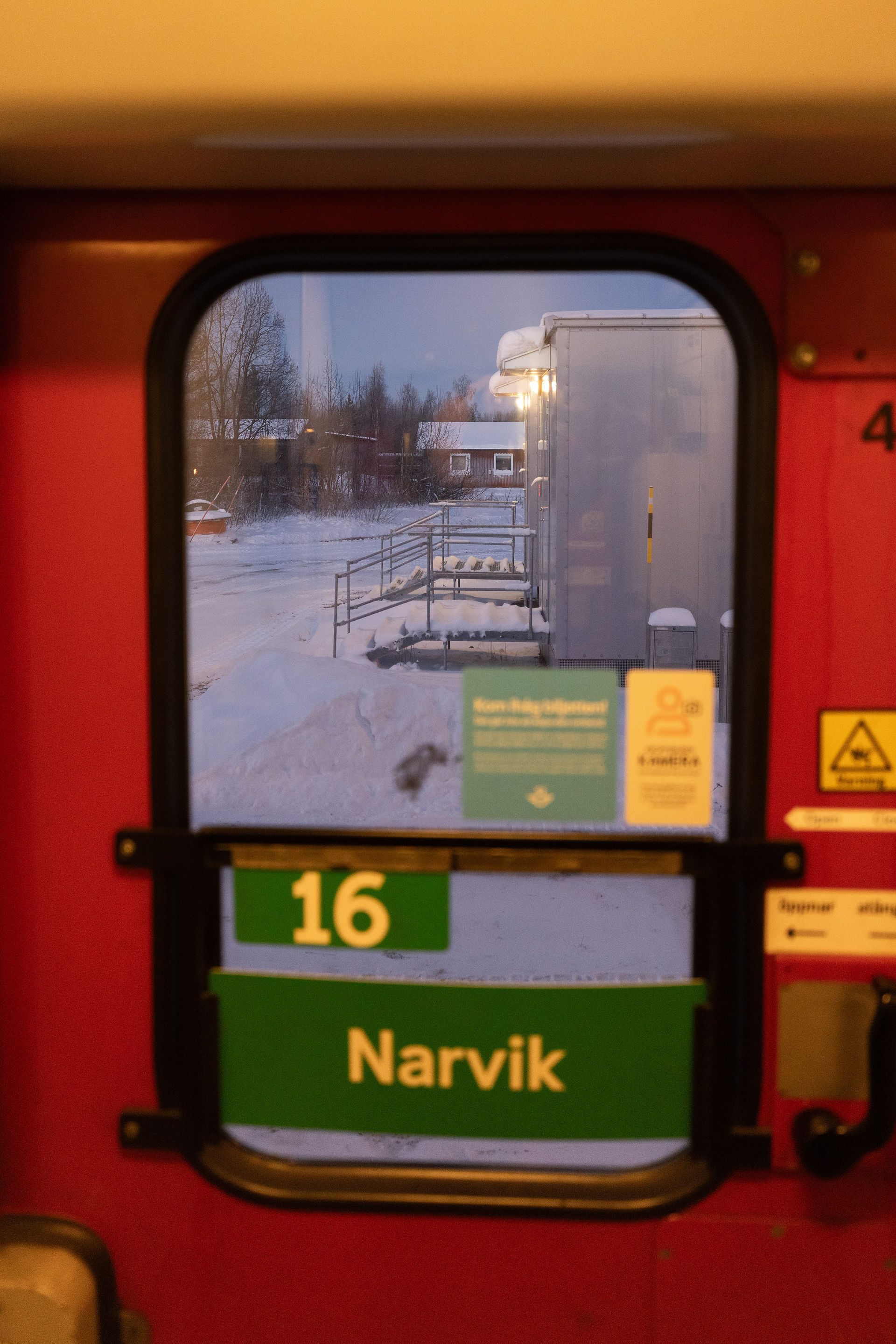 Vue sur l'extérieur depuis l'intérieur du train de nuit avec le panneau de notre destination Narvik