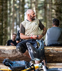 Un groupe de VTT se promène en forêt dans les Alpes