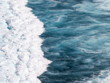 L'océan ressemble à un tableau depuis les hauteurs de Piton Grande Anse, les nuances bleus sont sublimes dans cette vague qui se fracasse