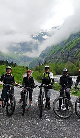 Les moniteurs de VTT sont en ligne, prêts à partir pour leur cours
