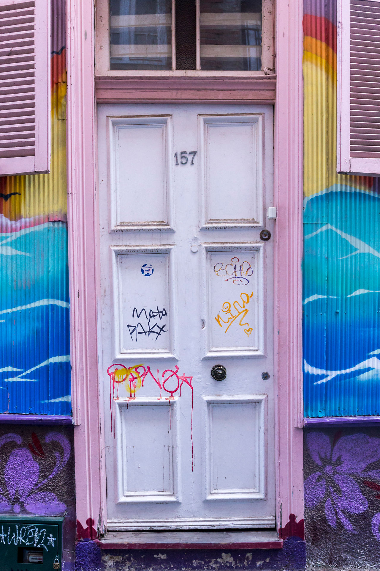 Jolie porte dans les rues de Valparaiso au Chili
