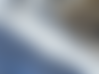 Les randonneurs marchent à la file indienne au milieu de la neige pendant le tour de la pointe des Cerces