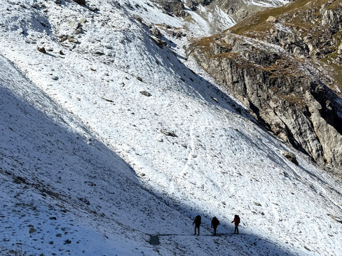 Les randonneurs marchent à la file indienne au milieu de la neige pendant le tour de la pointe des Cerces