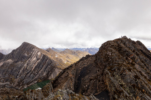 En haut à droite, sur le pic qui me fait face, on voit Victor et Geoffrey minuscules dans l'immensité de Huayhuash