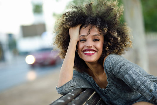 Mujer sonriente con el pelo rizado